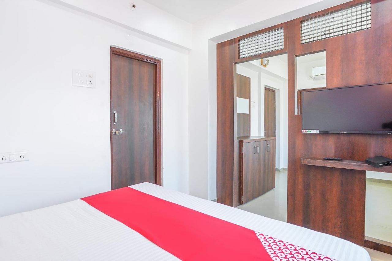 Oyo Flagship 70264 Hotel Vrindavan Mangvadi Bagian luar foto